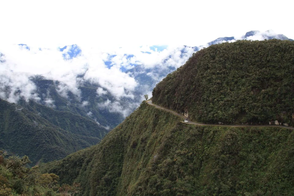 BO-PAZ-09:  La Paz | En bicicleta por la «Carretera de la Muerte»: recorre la carretera más peligrosa del mundo - imagen #2