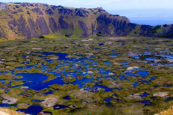Discover the mystical Easter Island and its famous gigantic stone statues - imagen #4