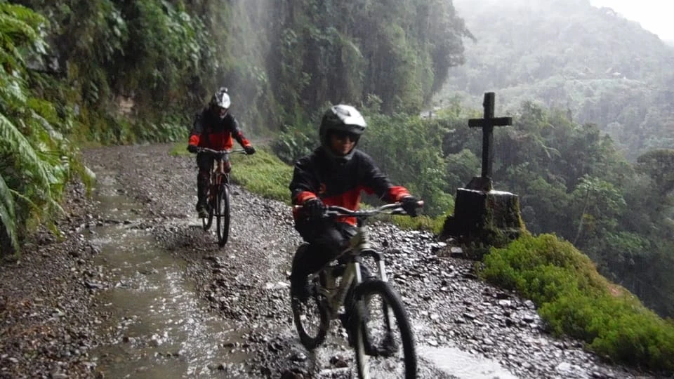 BO-PAZ-09:  La Paz | En bicicleta por la «Carretera de la Muerte»: recorre la carretera más peligrosa del mundo - imagen #4