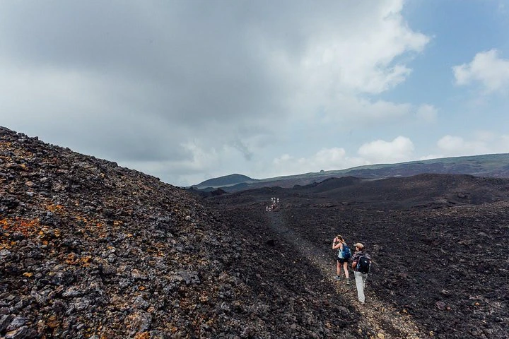 Excursión a pie al volcán Sierra Negra en la isla de Isabela - imagen #4