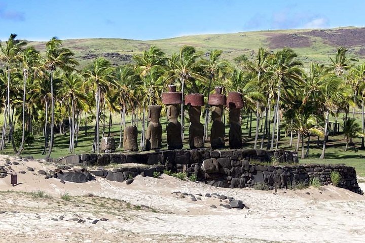 Discover the mystical Easter Island and its famous gigantic stone statues - imagen #5