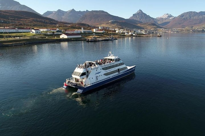 Navegación por el Canal Beagle con trekking en las Islas Bridges - imagen #3