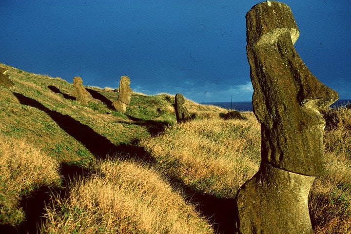 Discover the mystical Easter Island and its famous gigantic stone statues - imagen #11