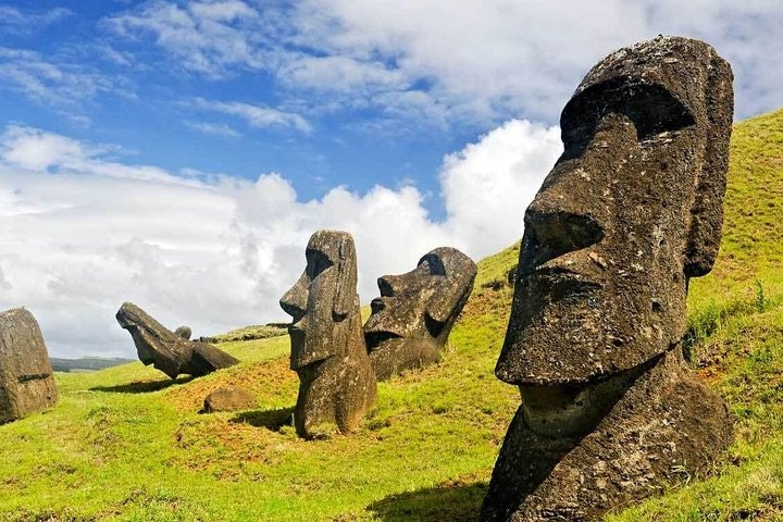 Discover the mystical Easter Island and its famous gigantic stone statues - imagen #12