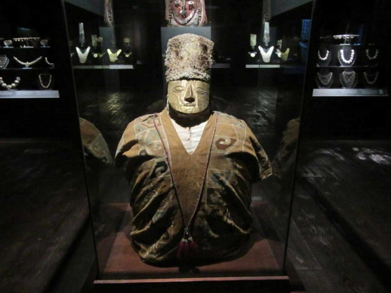 Larco Museum, Pisco Tavern & Magic Water Circuit Evening Tour - imagen #4