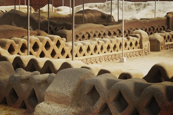 Trujillo Private Full Day: Temple of the Dragon, Chan Chan Chimu Citadel  & Huanchaco Beach - imagen #4