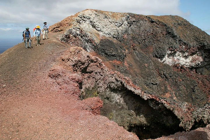 Excursión a pie al volcán Sierra Negra en la isla de Isabela - imagen #2