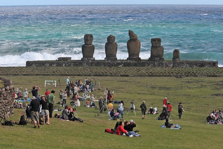 Discover the mystical Easter Island and its famous gigantic stone statues - imagen #10