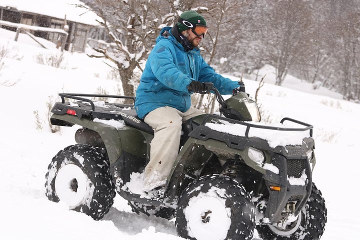 Aventura nocturna en Ushuaia: raquetas de nieve y motos de nieve - imagen #3