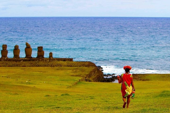 Discover the mystical Easter Island and its famous gigantic stone statues - imagen #8