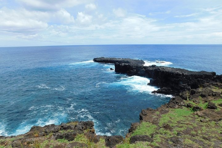 Discover the mystical Easter Island and its famous gigantic stone statues - imagen #9